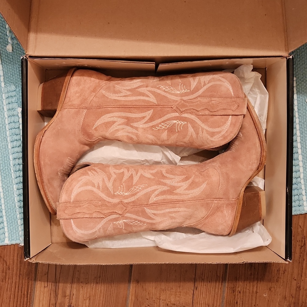 Idyllwind Miranda Lambert light pink suede size 7